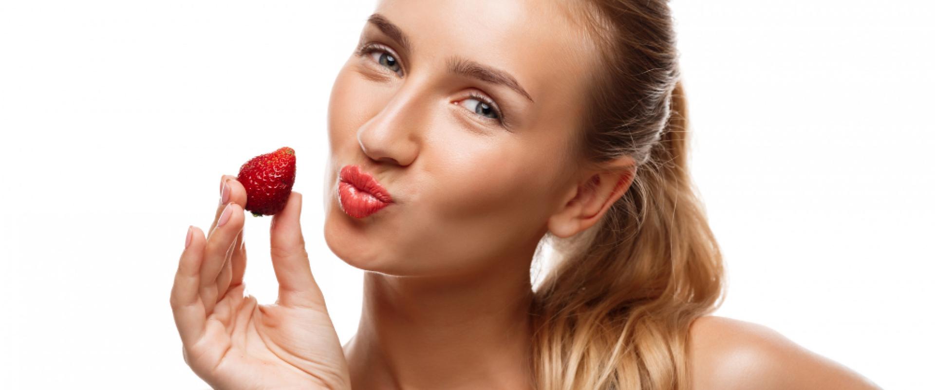 Jak wykonać strawberry make-up? Kosmetyki, których potrzebujesz