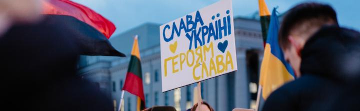 Koncerny podejmują działania w sprawie Ukrainy. Język komunikacji bywa krytykowany w komentarzach