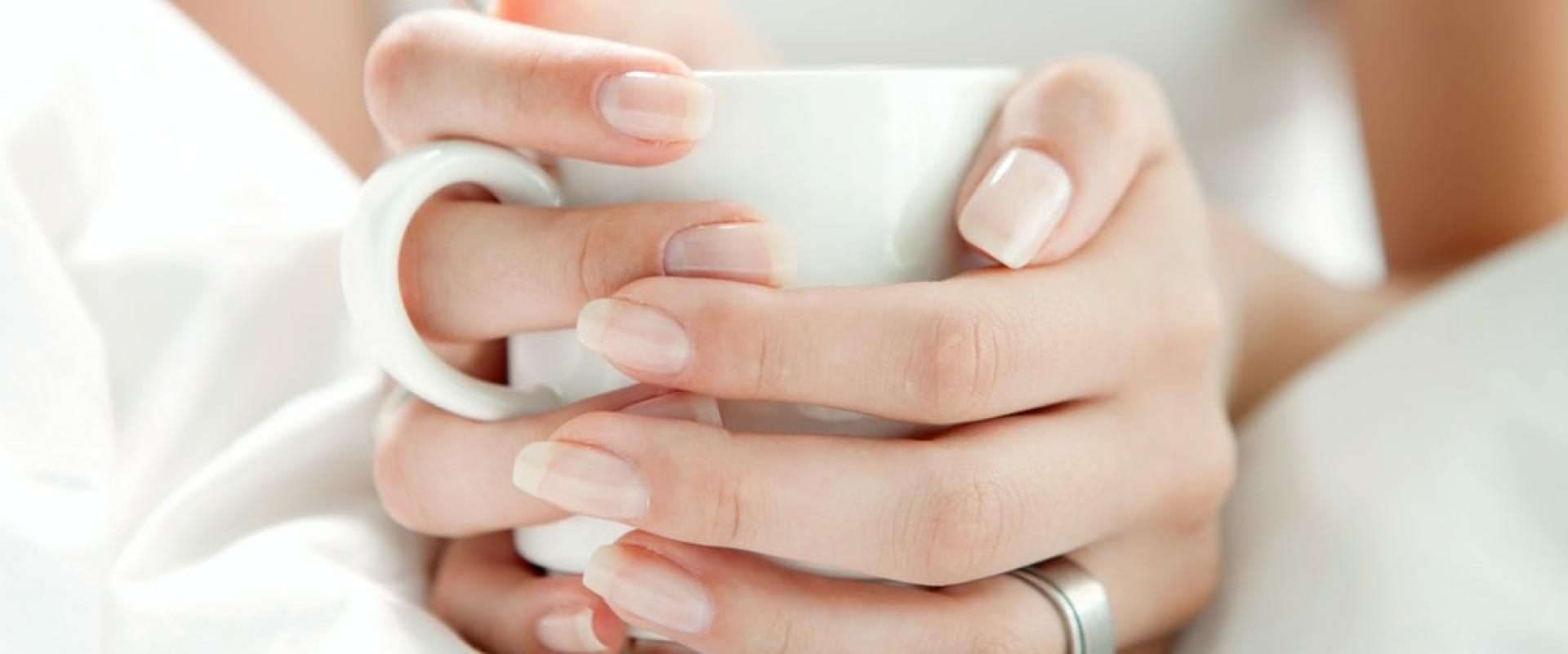 Suche skórki wokół paznokci – jak sobie z nimi radzić?