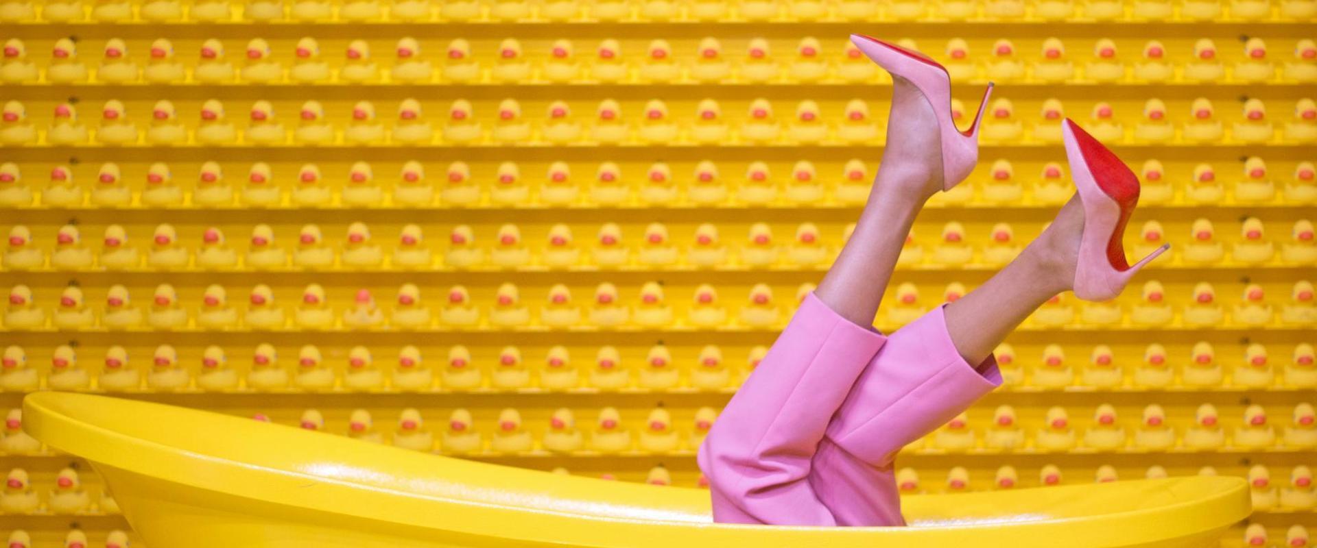 Stylizacje dla młodej kobiety: od wygody na co dzień po efekt WOW na imprezie