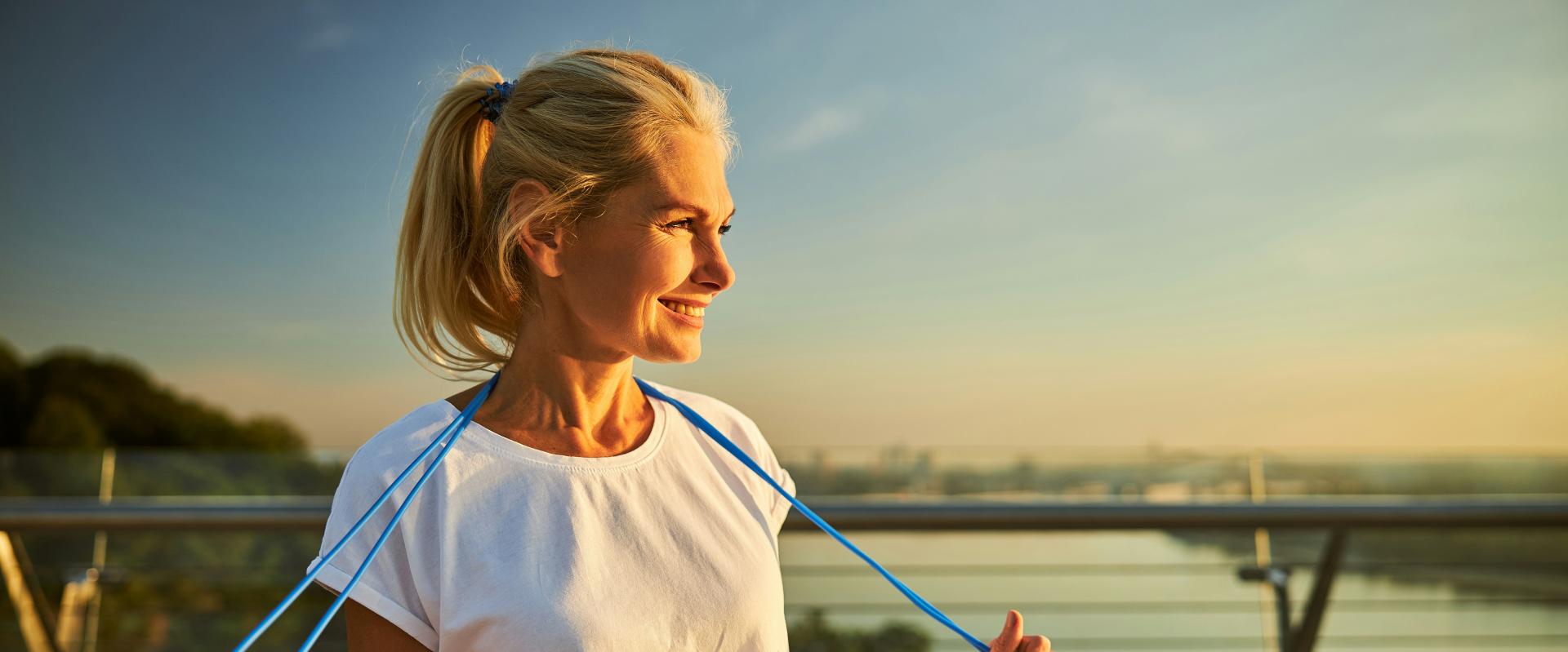 Skinimalizm wraca. Kobiety 35+ wybierają prostsze rytuały pielęgnacyjne