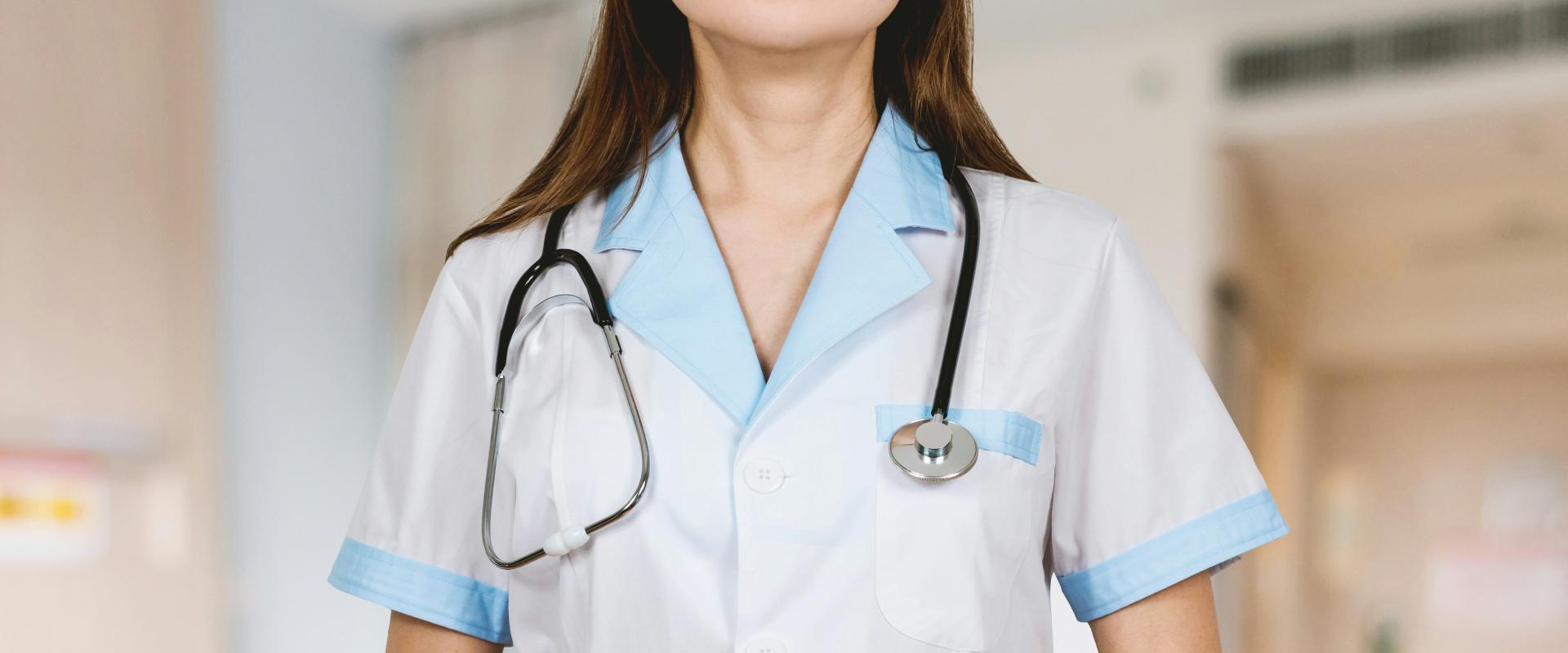 Sukienka medyczna czy komplet? Co jest wygodniejsze dla pielęgniarki?