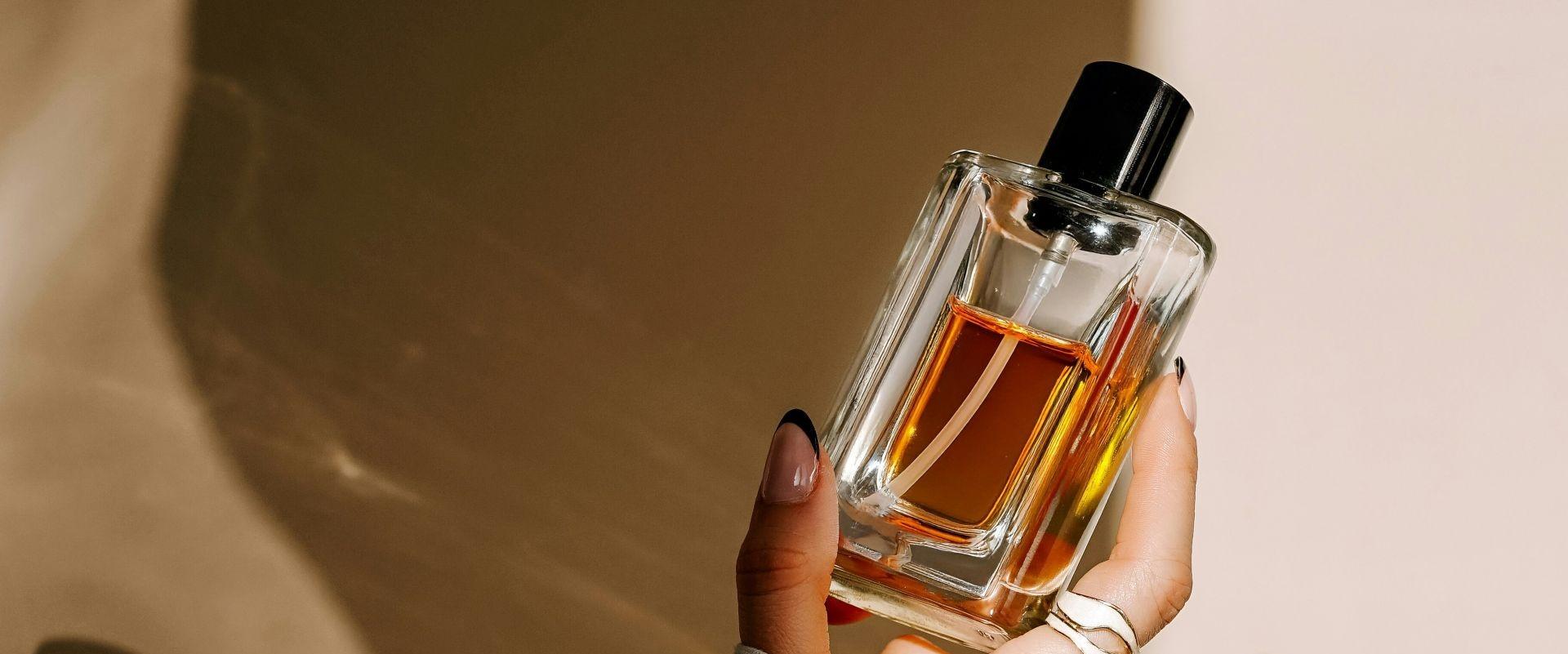Perfumy nie zwalniają. Co napędza jedną z najmocniejszych kategorii rynku beauty?
