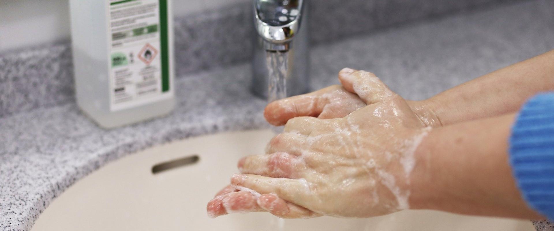 Jak skutecznie myć dłonie?