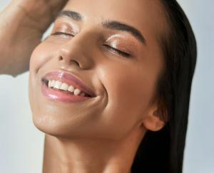 Beauty 2026: rynek kosmetyczny przestaje rosnąć r&oacute;wno. Wygrywają zapachy, SPF i produkty do domowego rytuału