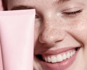 Raport Wizaz.pl – AI jest wsparciem, nie autorytetem w świecie beauty