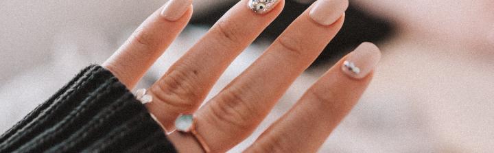 Dlaczego warto wykonać stylizację paznokci w salonie?