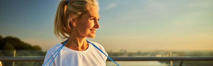 Skinimalizm wraca. Kobiety 35+ wybierają prostsze rytuały pielęgnacyjne