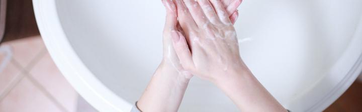 Koronawirus: Polacy masowo wykupują  mydło i żele antybakteryjne do dłoni