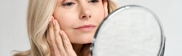 Jak ujędrnić skórę twarzy po 40. roku życia? Sprawdzone sposoby na każdą kieszeń