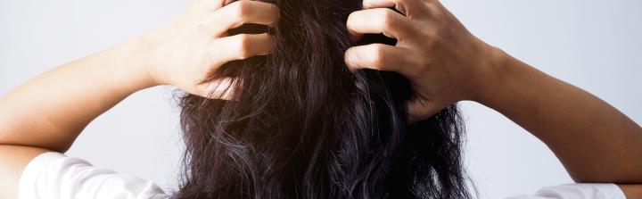 Jak oczyścić skórę głowy? Te 3 kosmetyki musisz mieć!