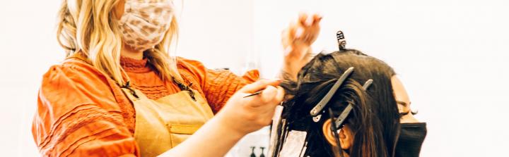 Połowa Polaków nie chce zamykania kosmetyczek i fryzjerów w trzeciej fali