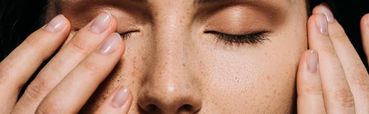 Poranna pielęgnacja twarzy – jak uzyskać zdrową i promienną cerę?