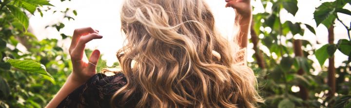 Jak dbać o włosy, aby cieszyć się bujną fryzurą?